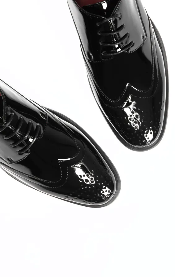 Chaussures Richelieu en verni noir - photo 1