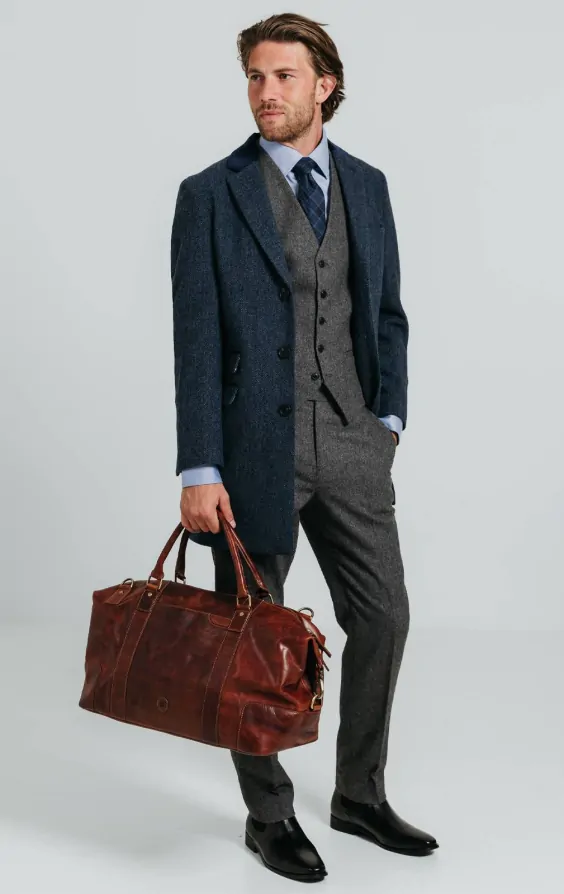 Pardessus tweed bleu marine à chevrons finitions cuir fauve Pardessus tweed bleu marine à chevrons finitions cuir fauve