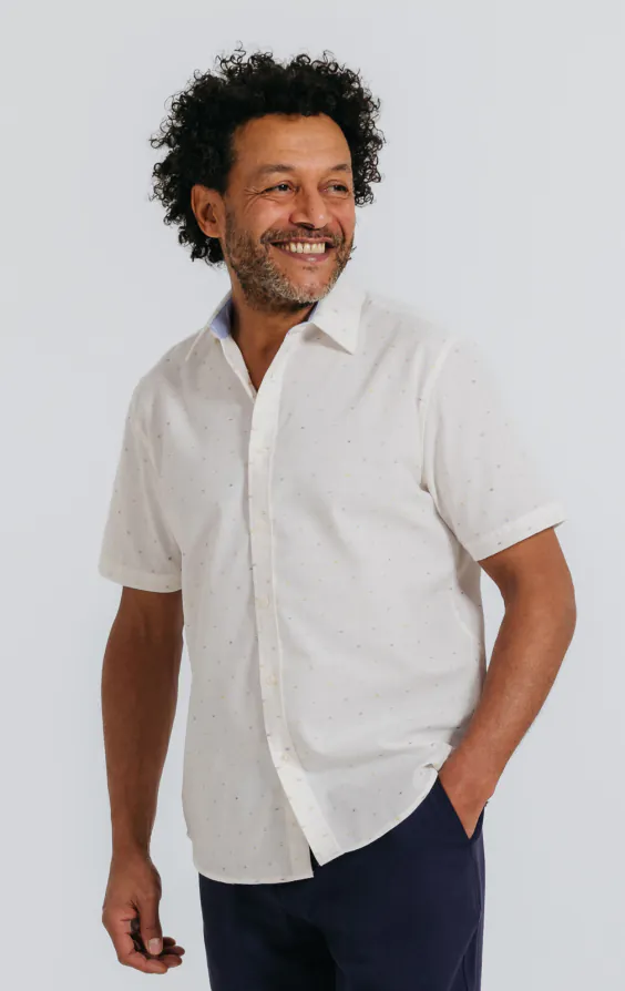 Chemise blanche à manches courtes avec armure colorée