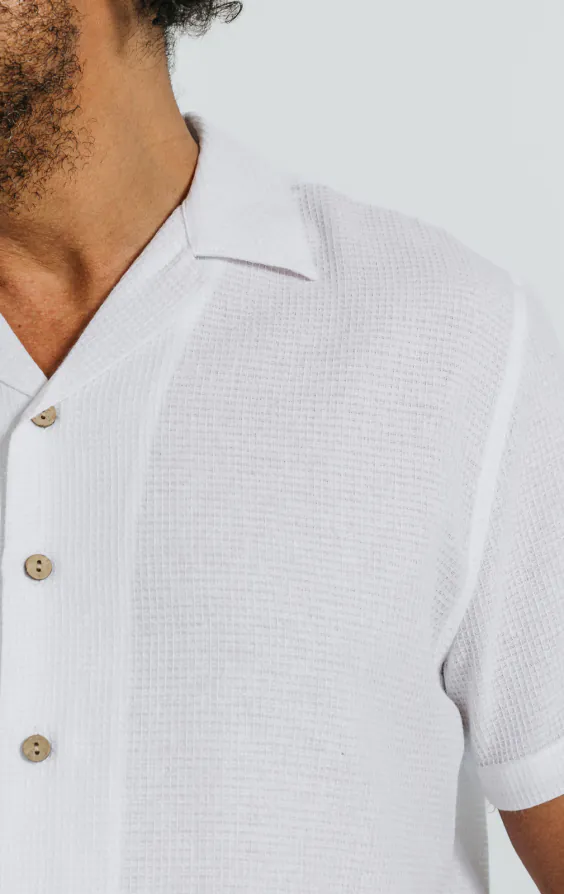 Chemise à manches courtes à motif gaufré et col cubain blanc - photo 2