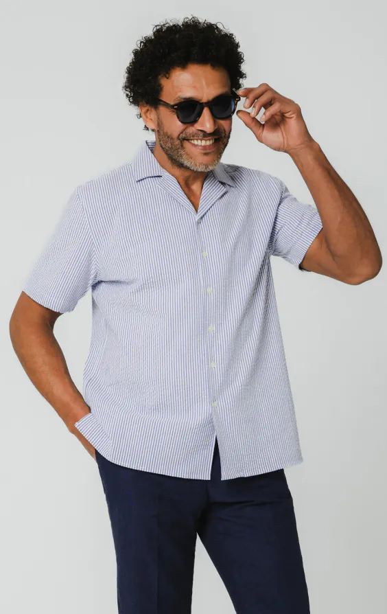 Chemise à col cubain en seersucker bleu et blanc Chemise à col cubain en seersucker bleu et blanc