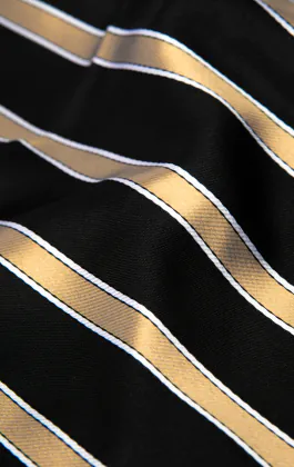 Pochette noir à rayures dorées