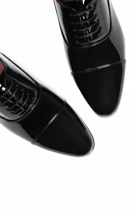 Chaussures Oxford à bouts ronds en verni noir