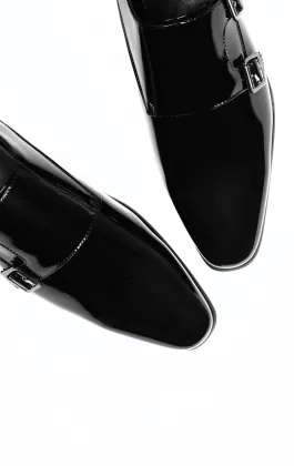 Chaussures Vernies Noires À Double Boucle