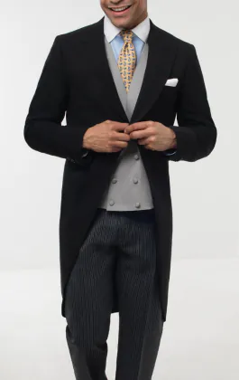 Jaquette noire avec pantalon rayé