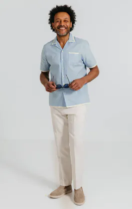 Chemise à col cubain en lin bleu clair et bordures contrastées