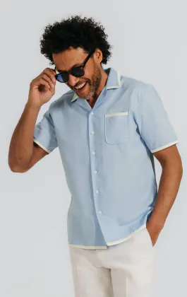Chemise à col cubain en lin bleu clair et bordures contrastées