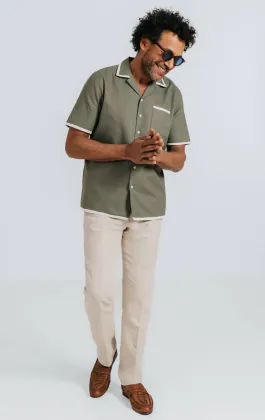 Chemise à col cubain en lin kaki et bordures contrastées
