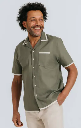 Chemise à col cubain en lin kaki et bordures contrastées