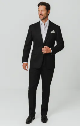 Costume à fines rayures noires