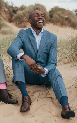 Costume à carreaux bleu clair avec revers à pointe