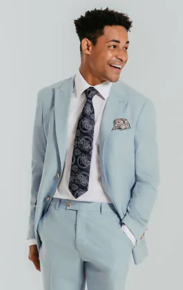 Costume bleu clair avec revers à pointe