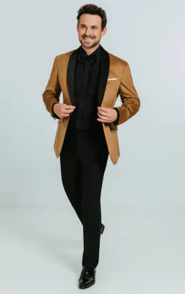 Smoking en velour motif cachemire or avec pantalon noir
