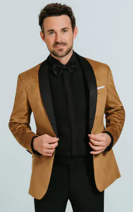 Smoking en velour motif cachemire or avec pantalon noir